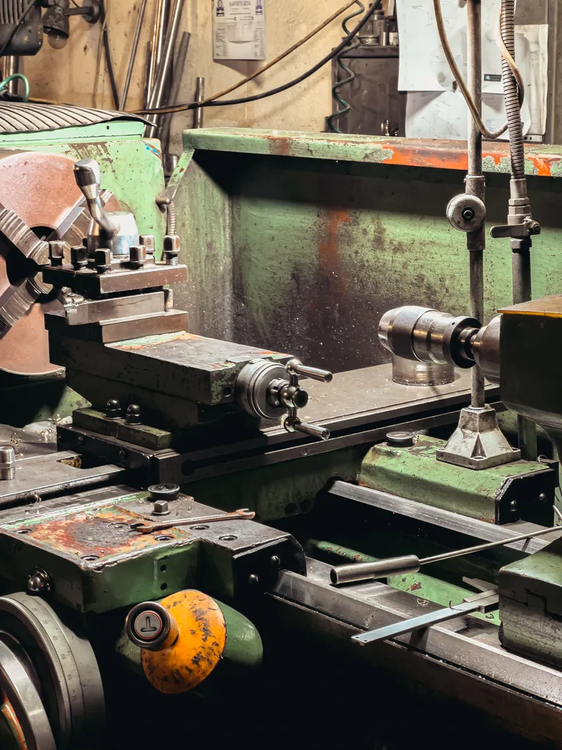 Metal lathe with a shaft held between the chuck and tailstock