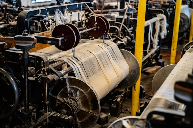 Mechanical loom with textile threads and rollers